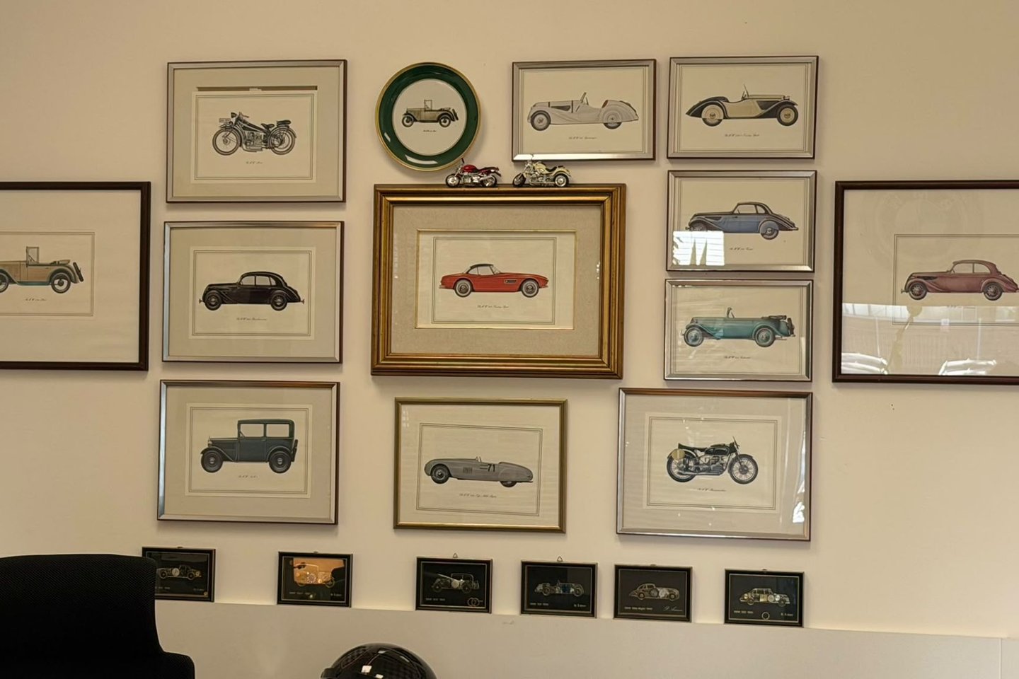 Bilderwand mit historischen BMW Fahrzeugen im Autohaus Peine