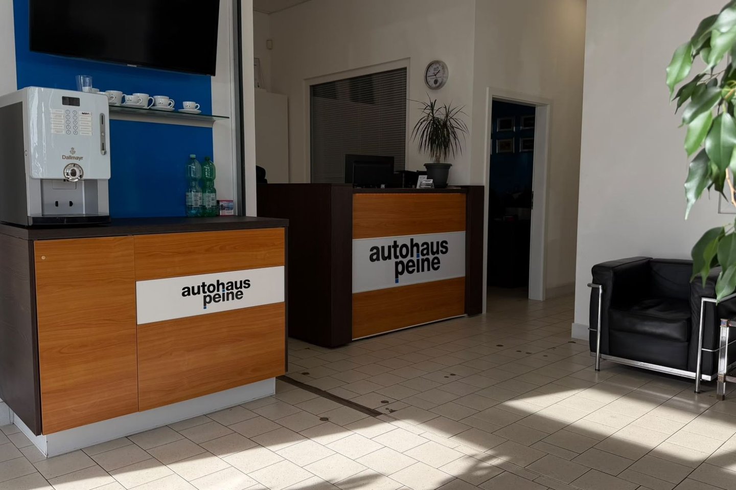 Verkaufsraum von Autohaus Peine mit Kaffeeecke und Empfang