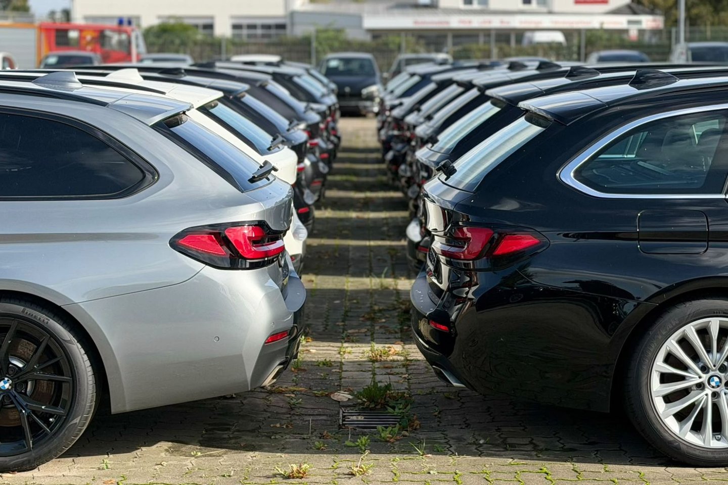 BMW Touring Fahrzeuge in zwei Reihen bei Autohaus Peine