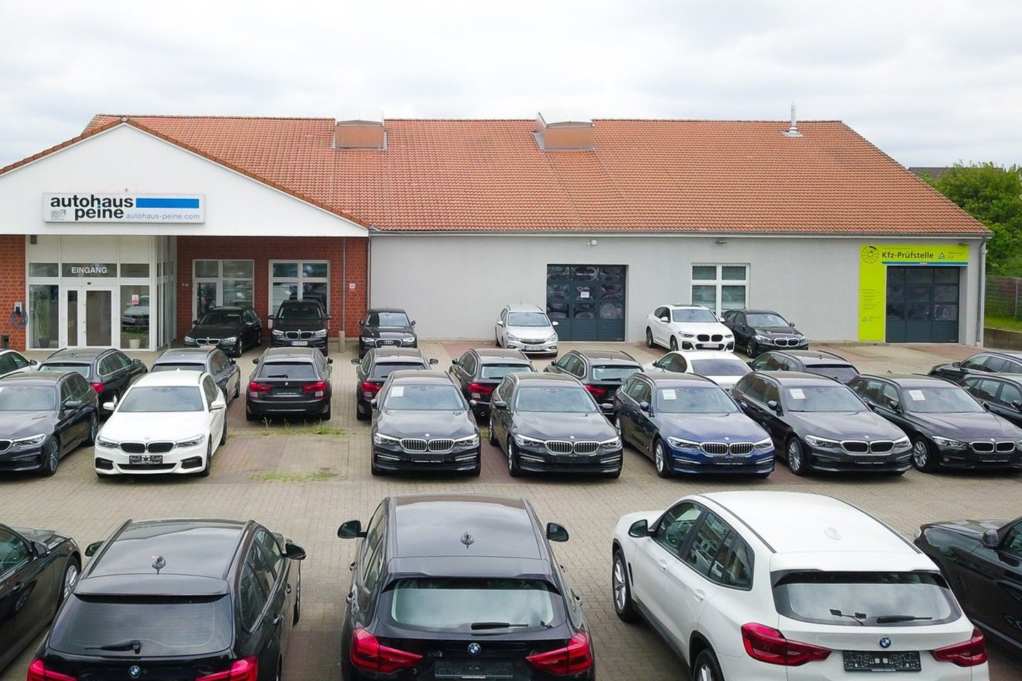 Autohaus Peine: Gebäude mit Fahrzeugen von vorn