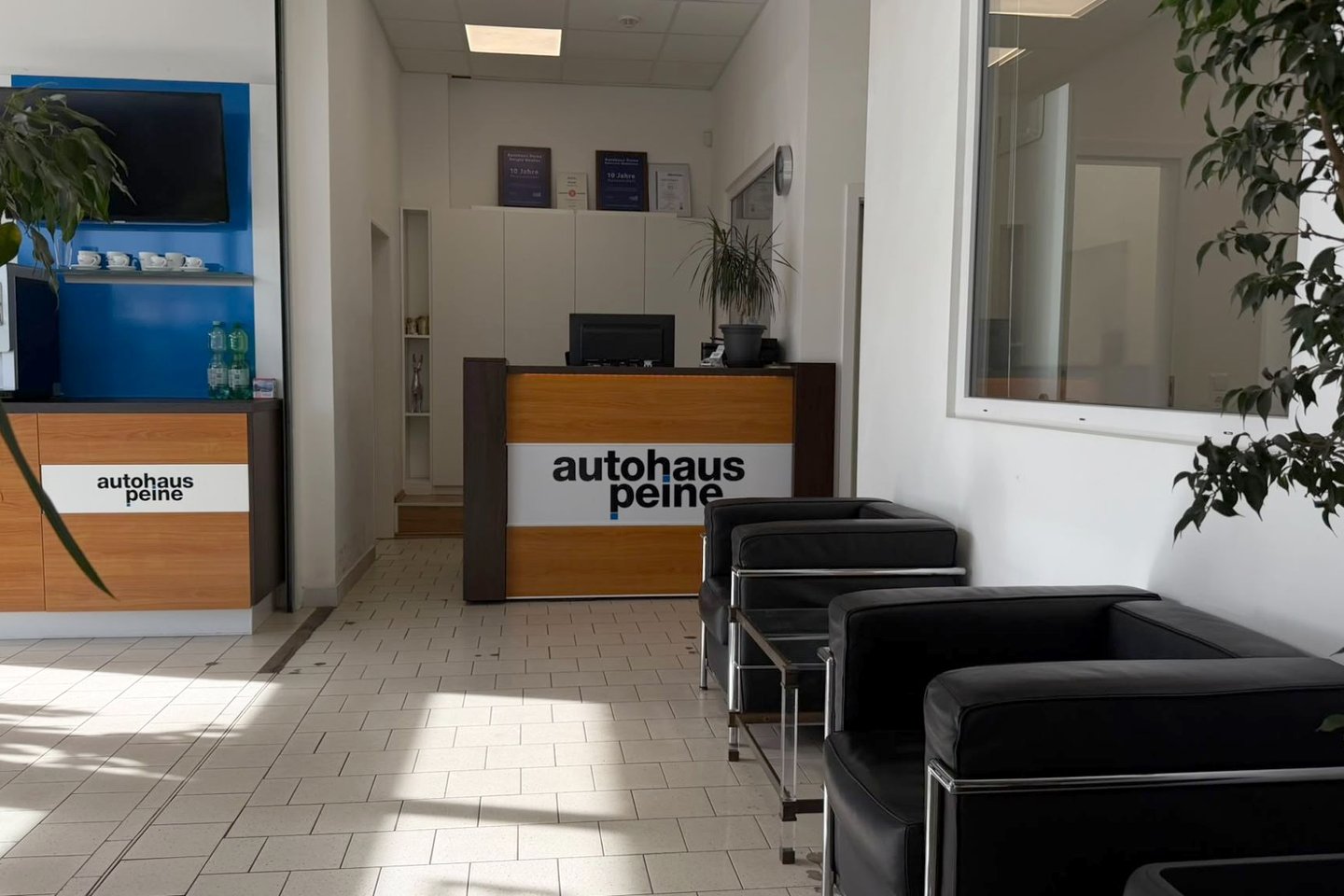 Sitzbereich und Empfang im Autohaus Peine