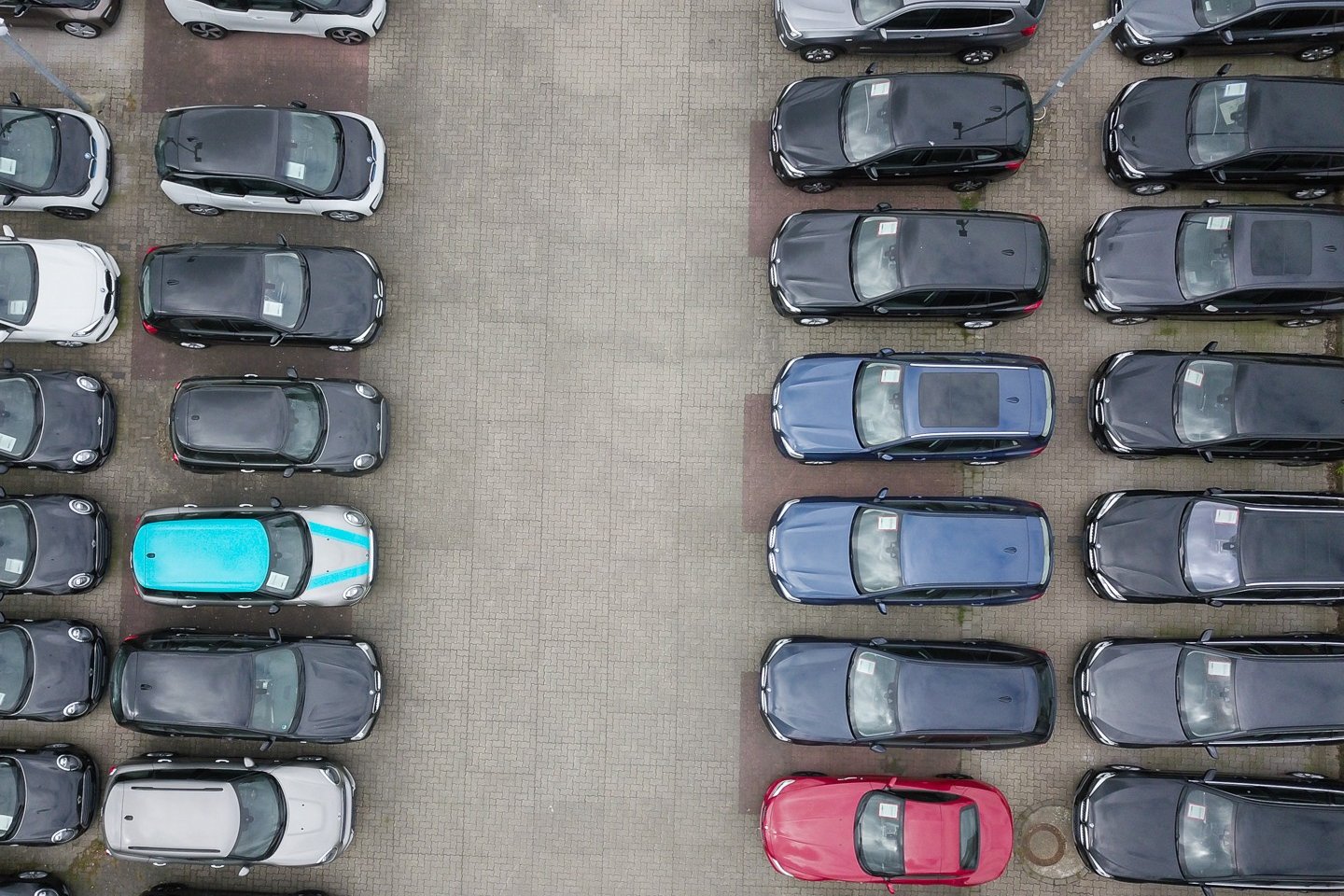Draufsicht auf die Stellplätze mit MINI und BMW bei Autohaus Peine